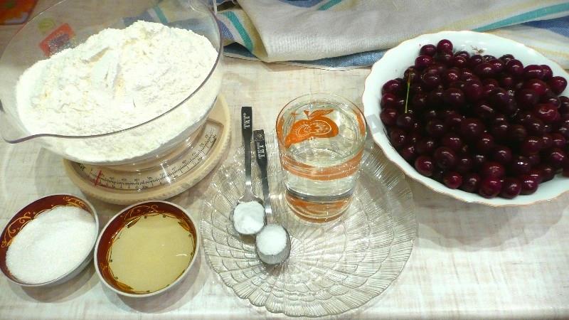 Шаг 1 приготовления Вареники на воде  и растительном масле вишневые