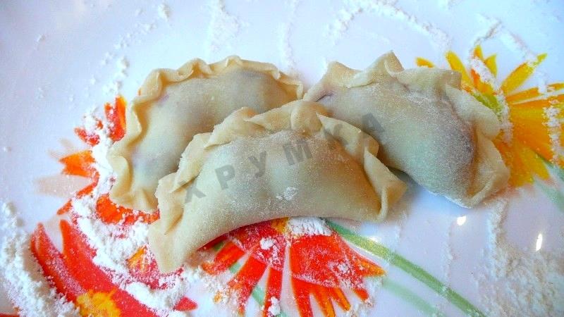 Шаг 8 приготовления Вареники на воде  и растительном масле вишневые