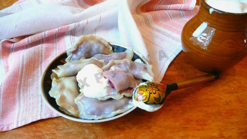 Шаг 9 приготовления Вареники на воде  и растительном масле вишневые