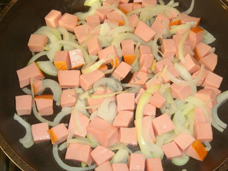 Шаг 5 приготовления Глазунья с луком помидорами и колбасой