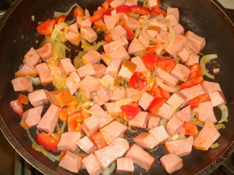 Шаг 6 приготовления Глазунья с луком помидорами и колбасой