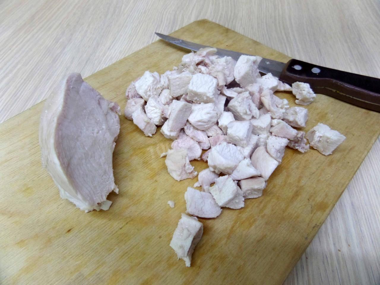 Шаг 5 приготовления Грибы в горшочках с сыром луком курицей
