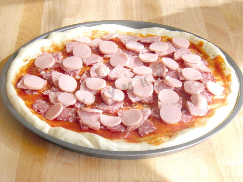 Шаг 7 приготовления Пицца мясное ассорти