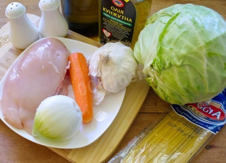 Шаг 1 приготовления Якисоба с курицей