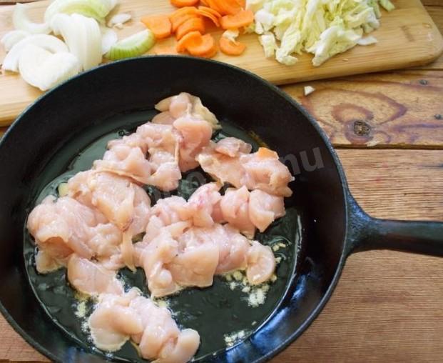 Шаг 2 приготовления Якисоба с курицей