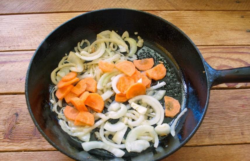 Шаг 4 приготовления Якисоба с курицей