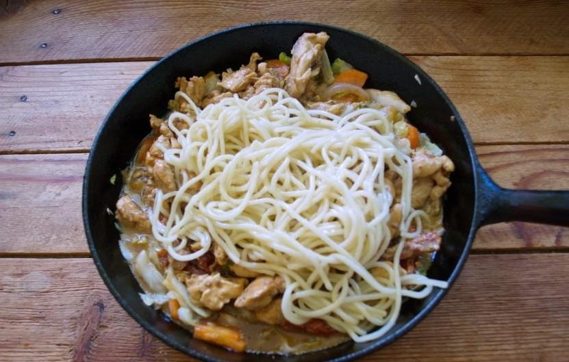 Шаг 6 приготовления Якисоба с курицей