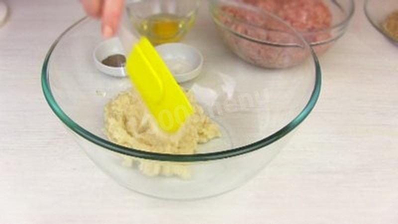 Шаг 3 приготовления Куриные котлеты с яйцом и зеленью