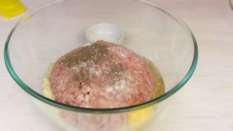 Шаг 4 приготовления Куриные котлеты с яйцом и зеленью