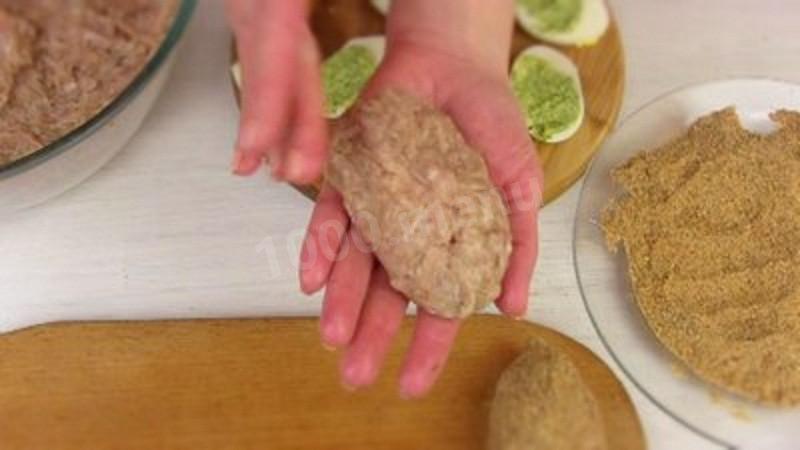 Шаг 9 приготовления Куриные котлеты с яйцом и зеленью