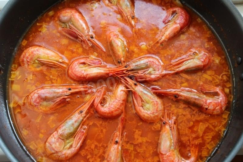 Шаг 5 приготовления Паэлья с помидорами луком креветками