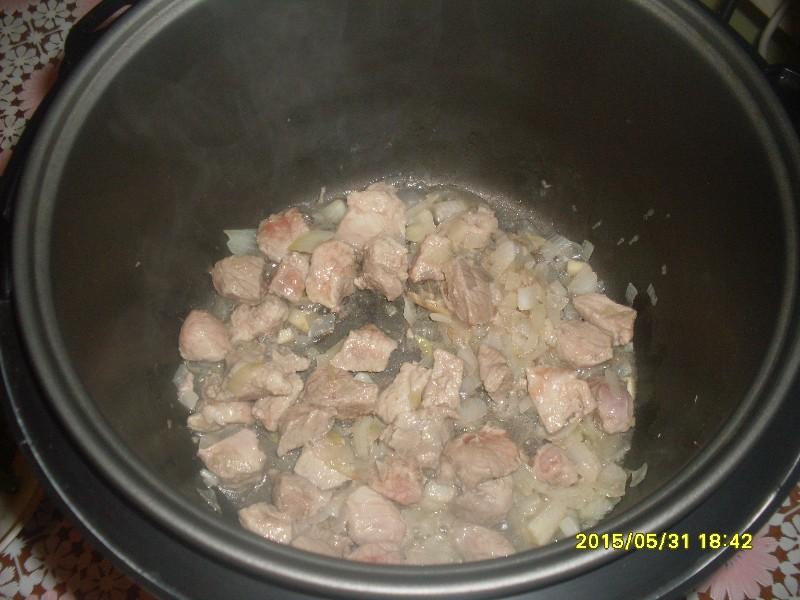 Шаг 5 приготовления Рис с мясом и овощами в мультиварке