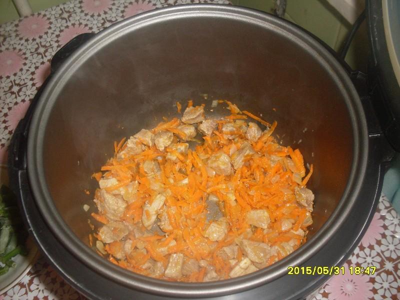 Шаг 6 приготовления Рис с мясом и овощами в мультиварке
