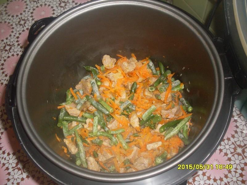 Шаг 7 приготовления Рис с мясом и овощами в мультиварке