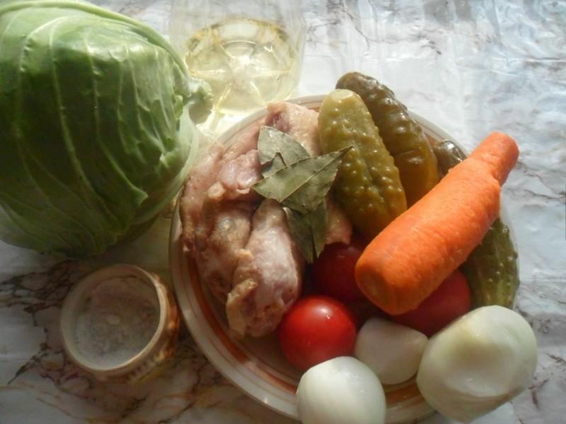 Шаг 1 приготовления Солянка из капусты со свининой, солеными огурцами и томатами