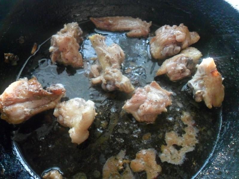 Шаг 2 приготовления Солянка из капусты со свининой, солеными огурцами и томатами