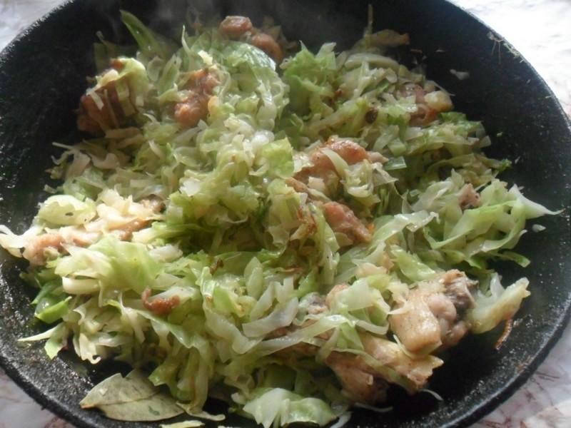 Шаг 3 приготовления Солянка из капусты со свининой, солеными огурцами и томатами