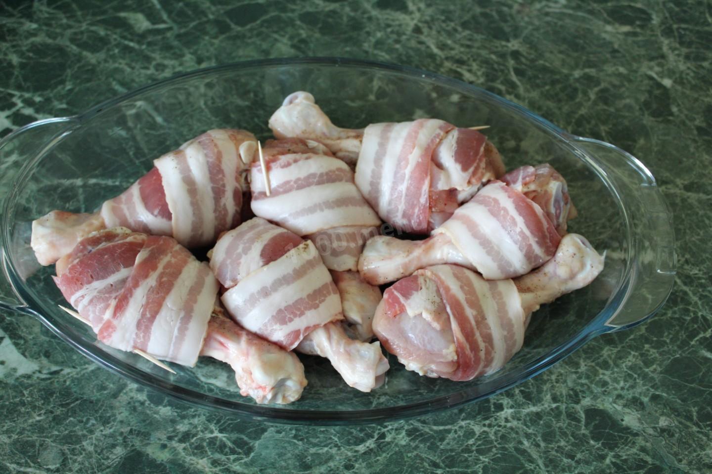 Шаг 3 приготовления Куриные ножки в беконе