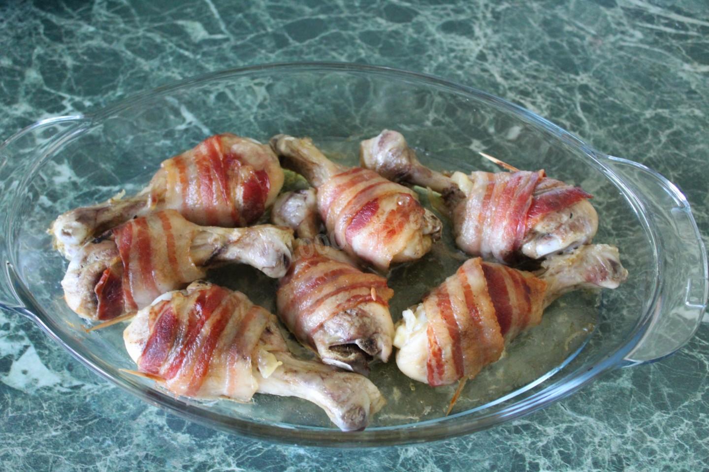 Шаг 4 приготовления Куриные ножки в беконе