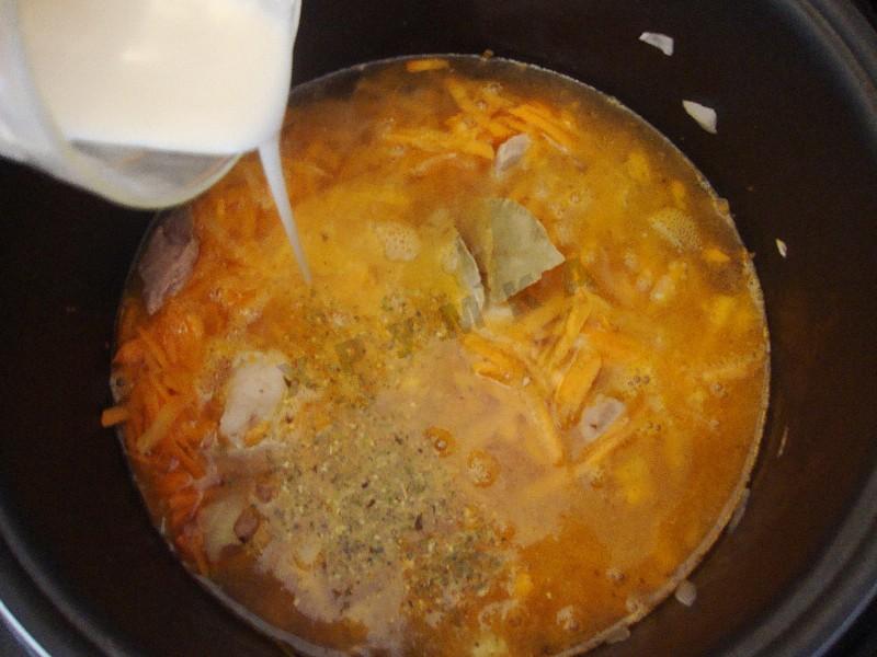 Шаг 8 приготовления Подливка свиная с кетчупом, морковью и луком в мультиварке