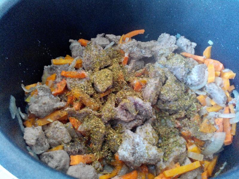 Шаг 11 приготовления Тушеное мясо с морковью в мультиварке вкусно и просто
