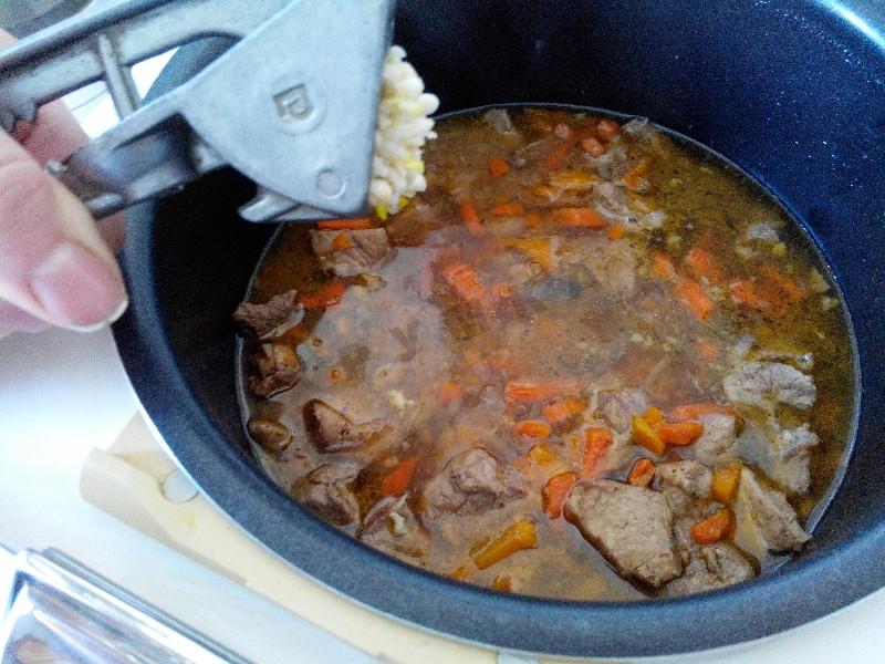 Шаг 13 приготовления Тушеное мясо с морковью в мультиварке вкусно и просто