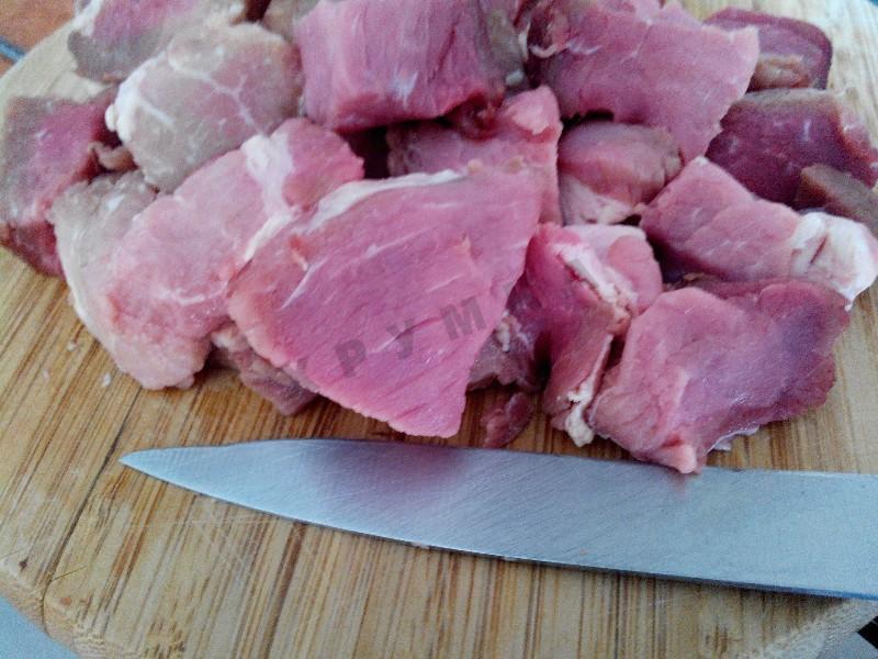 Шаг 2 приготовления Тушеное мясо с морковью в мультиварке вкусно и просто