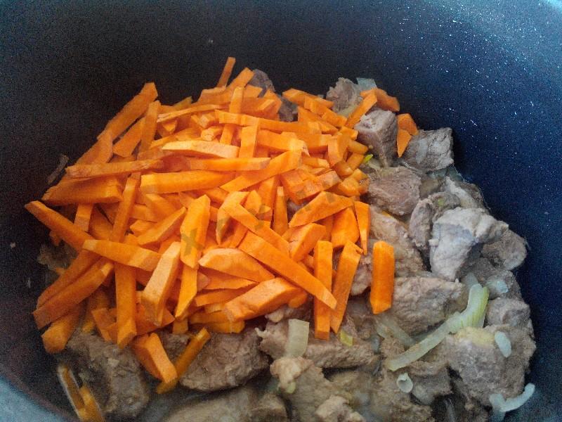 Шаг 9 приготовления Тушеное мясо с морковью в мультиварке вкусно и просто