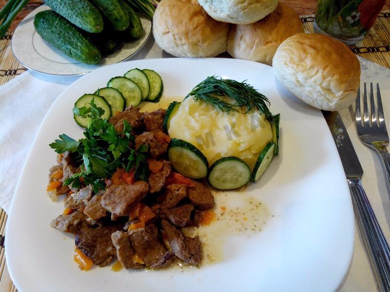 Обложка рецепта Тушеное мясо с морковью в мультиварке вкусно и просто