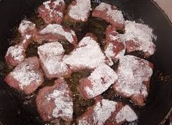 Шаг 4 приготовления Печень говяжья тушеная с грибами