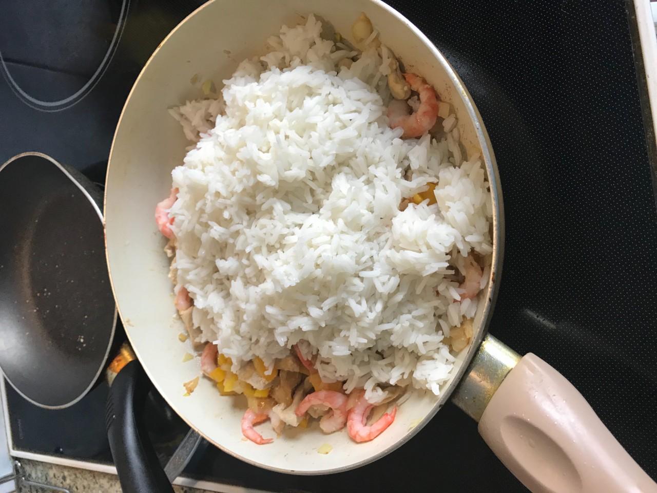 Шаг 15 приготовления Рис по-тайски с курицей креветками и кешью
