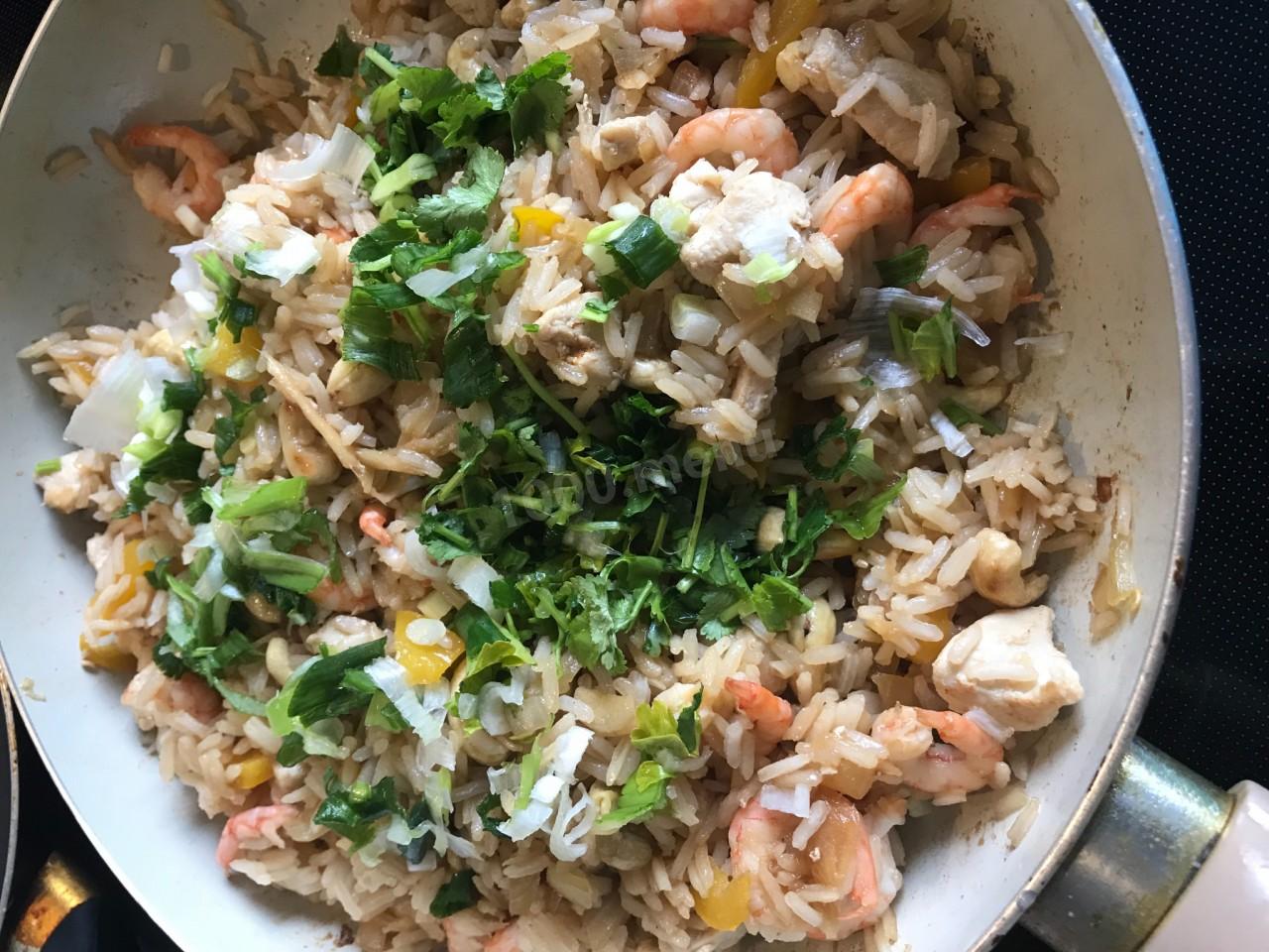 Шаг 17 приготовления Рис по-тайски с курицей креветками и кешью