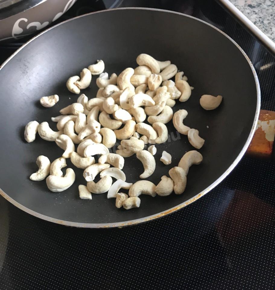 Шаг 4 приготовления Рис по-тайски с курицей креветками и кешью