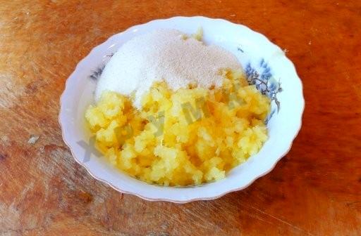 Шаг 3 приготовления Пицца из кабачков в духовке с манкой и майонезом