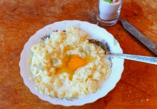 Шаг 4 приготовления Пицца из кабачков в духовке с манкой и майонезом