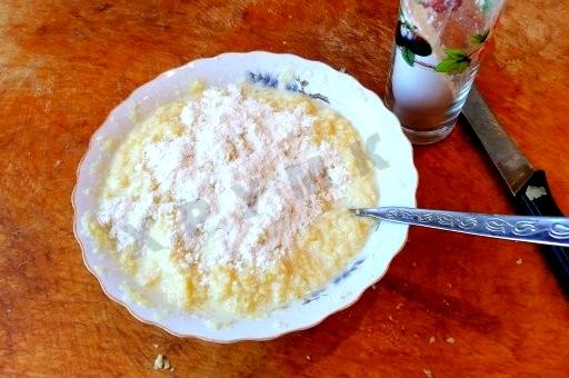 Шаг 5 приготовления Пицца из кабачков в духовке с манкой и майонезом