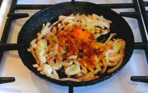 Шаг 7 приготовления Пицца из кабачков в духовке с манкой и майонезом