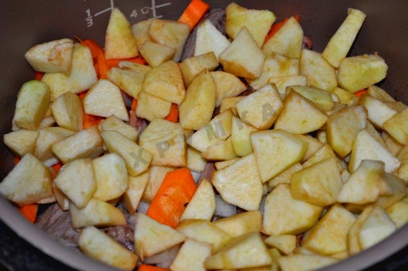 Шаг 5 приготовления Утка с яблоками в мультиварке