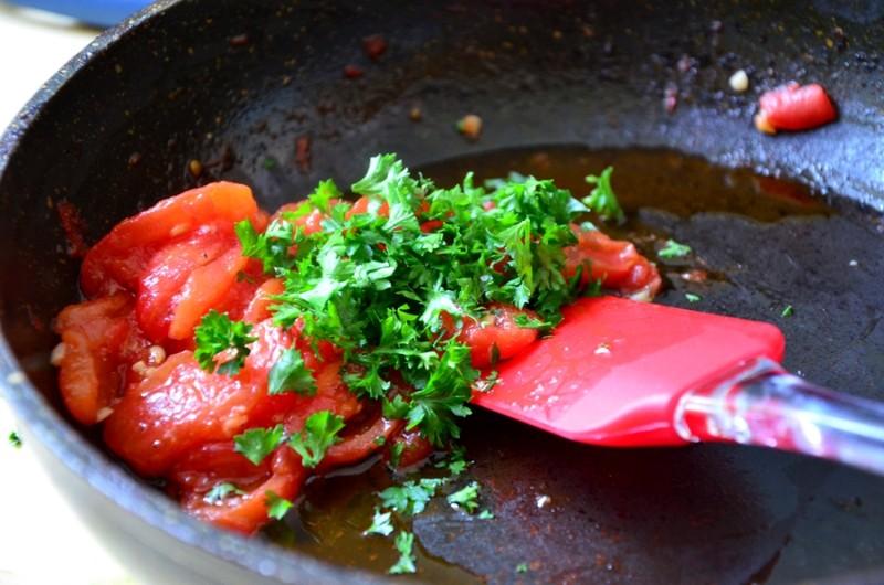 Шаг 5 приготовления Куриное филе с помидорами моцареллой в духовке