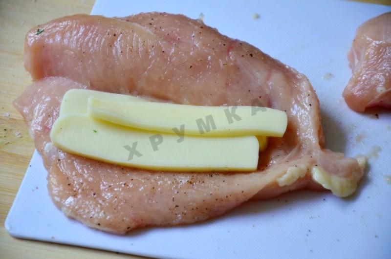 Шаг 7 приготовления Куриное филе с помидорами моцареллой в духовке