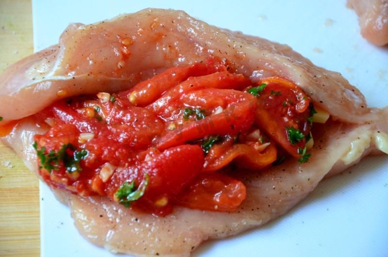Шаг 8 приготовления Куриное филе с помидорами моцареллой в духовке