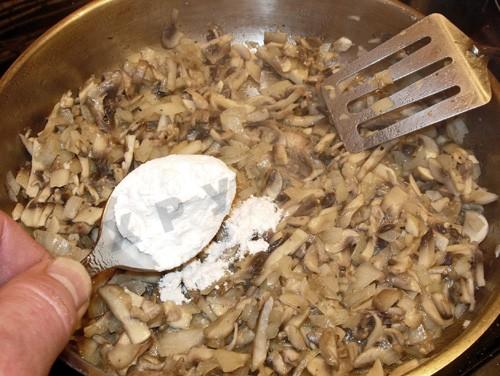 Шаг 3 приготовления Крошка картошка с шампиньонами в духовке