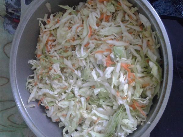 Шаг 3 приготовления Капуста тушенная с картошкой и куриными окорочками в казане