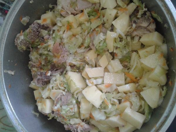 Шаг 4 приготовления Капуста тушенная с картошкой и куриными окорочками в казане