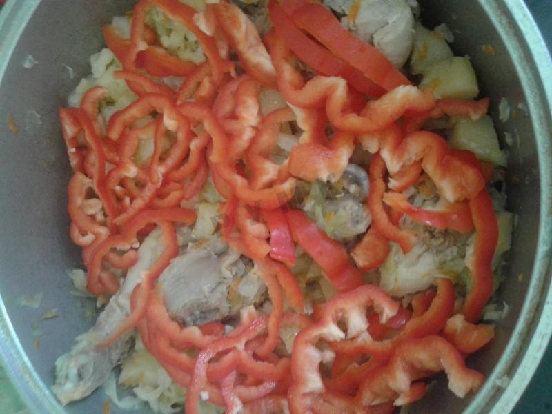 Шаг 5 приготовления Капуста тушенная с картошкой и куриными окорочками в казане