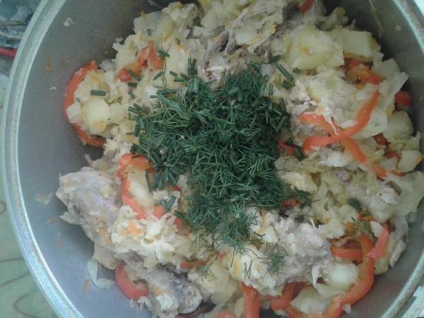 Шаг 6 приготовления Капуста тушенная с картошкой и куриными окорочками в казане