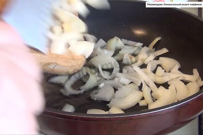 Шаг 2 приготовления Жареное филе курицы в сметане с майонезом с луком и чесноком