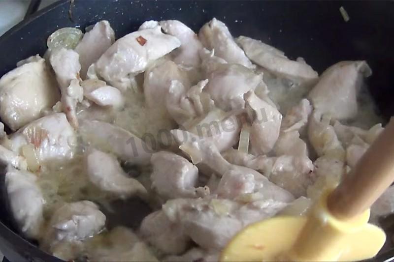 Шаг 5 приготовления Жареное филе курицы в сметане с майонезом с луком и чесноком