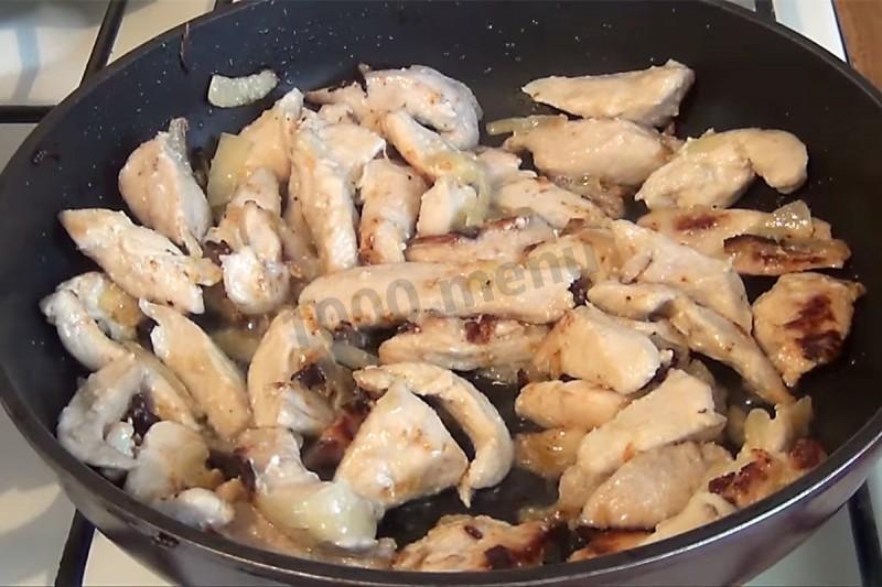 Шаг 6 приготовления Жареное филе курицы в сметане с майонезом с луком и чесноком