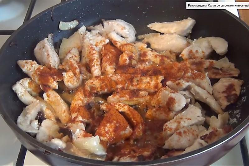Шаг 7 приготовления Жареное филе курицы в сметане с майонезом с луком и чесноком